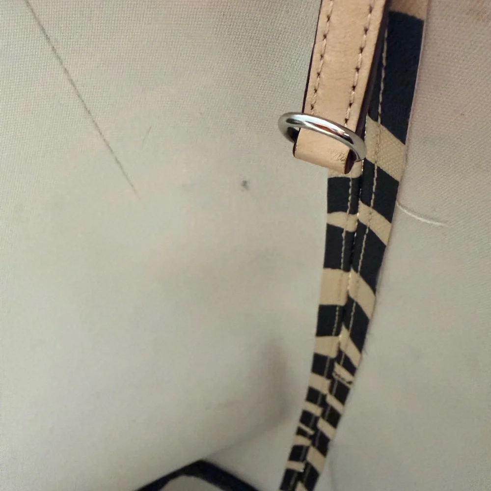 🤗 SOLD 🤗 Coach Zebra Stripe Tote in Black and Cream - Picture 8 of 10